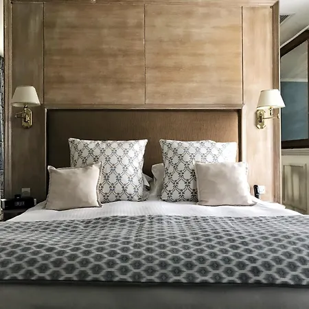 Chateau La Cheneviere Hotel 5*