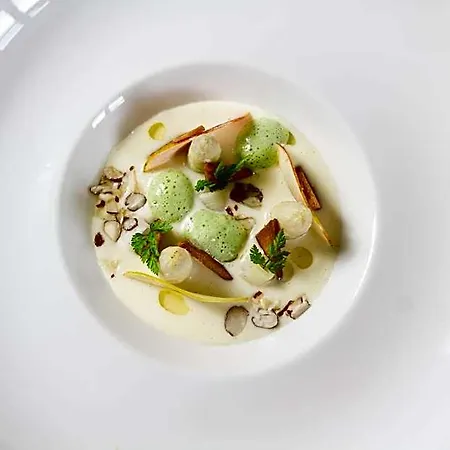 Chateau La Cheneviere 5*