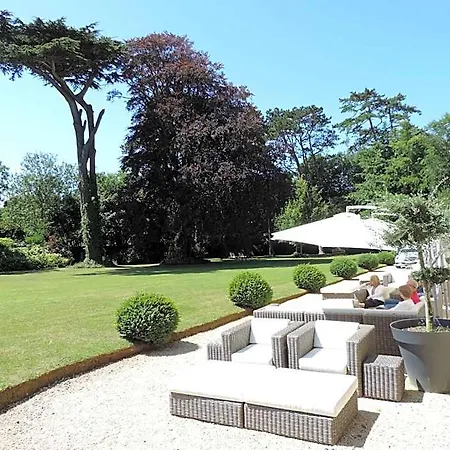 Chateau La Cheneviere 5*