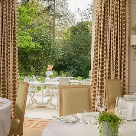 Chateau La Cheneviere 5*