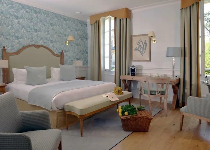 Chateau La Cheneviere 5*